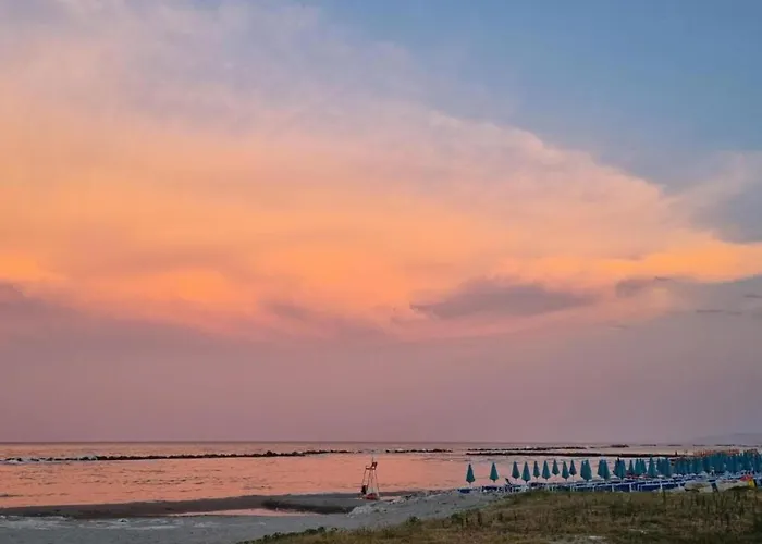 Modern At Rosa Di Martinsicuro Near Sea